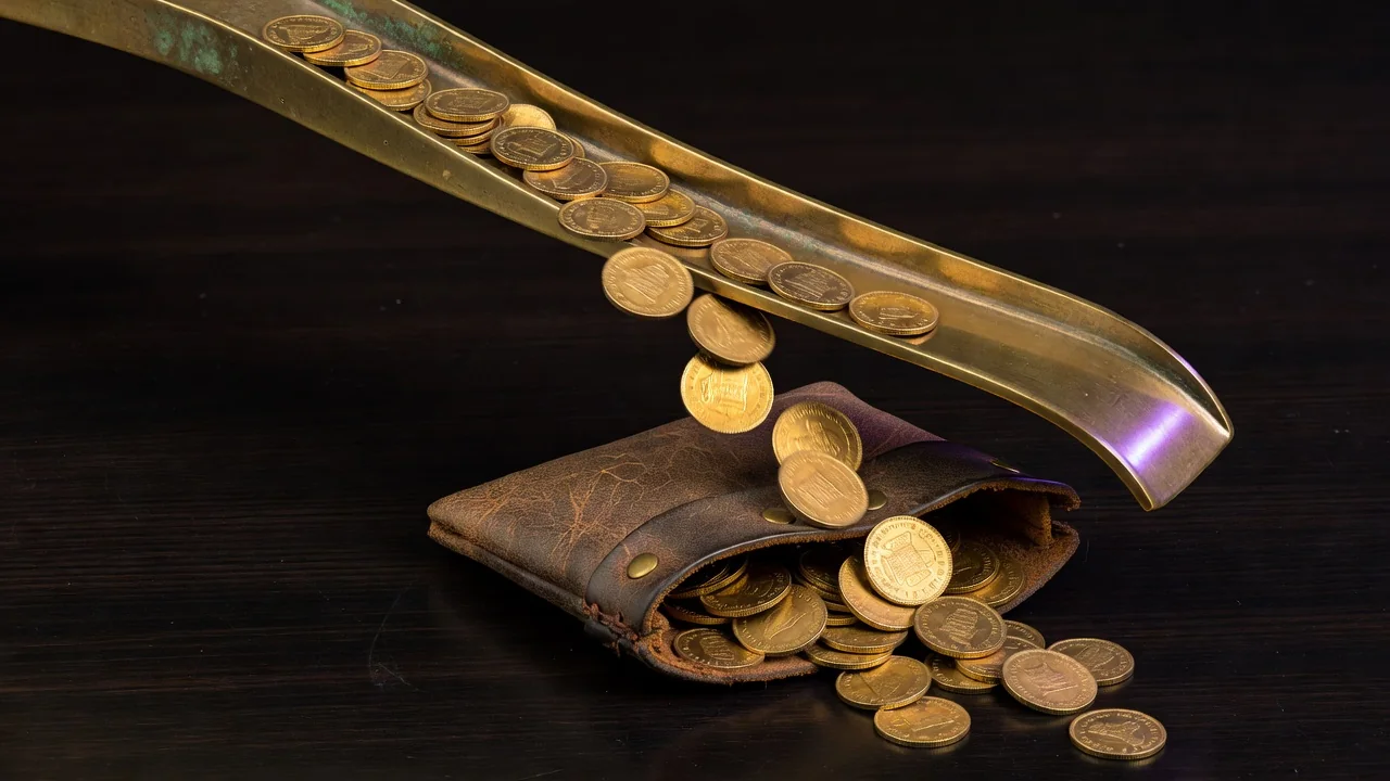 Casino cashback explained with real arithmetic: how percentages apply to net losses, when it pays out and why it is not a refund. Check the current terms.